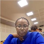 Pationnée par l'enseignement, je suis professeur à domicile pour aider des élèves dans le besoin